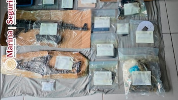 Autoridades detienen a el “M4”, presunto operador del CJNG: se decomisaron tres armas, tres vehículos y 4 millones en bienes. Crédito: Marina