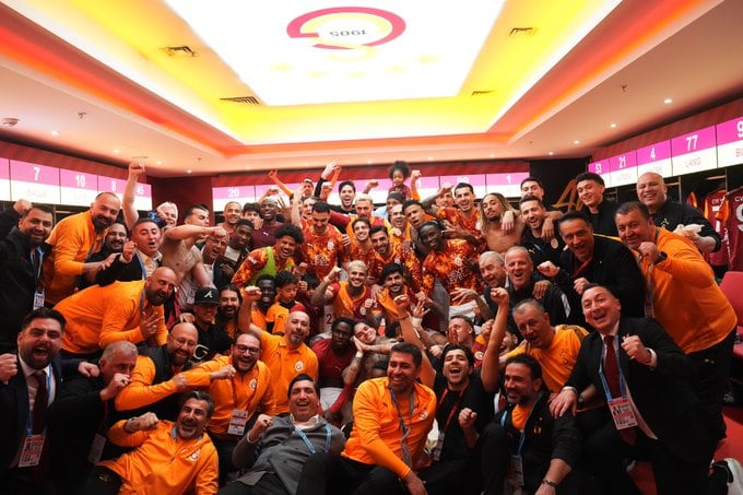 El festejo del plantel en el vestuario, con Icardi en el centro de la escena (Cuenta de X de Galatasaray)