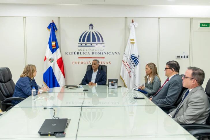El encuentro entre la diplomática y el ministro tuvo lugar en el salón del Consejo del Ministerio de Energía y Minas./ (Potencia Radiofónica Dominicana)