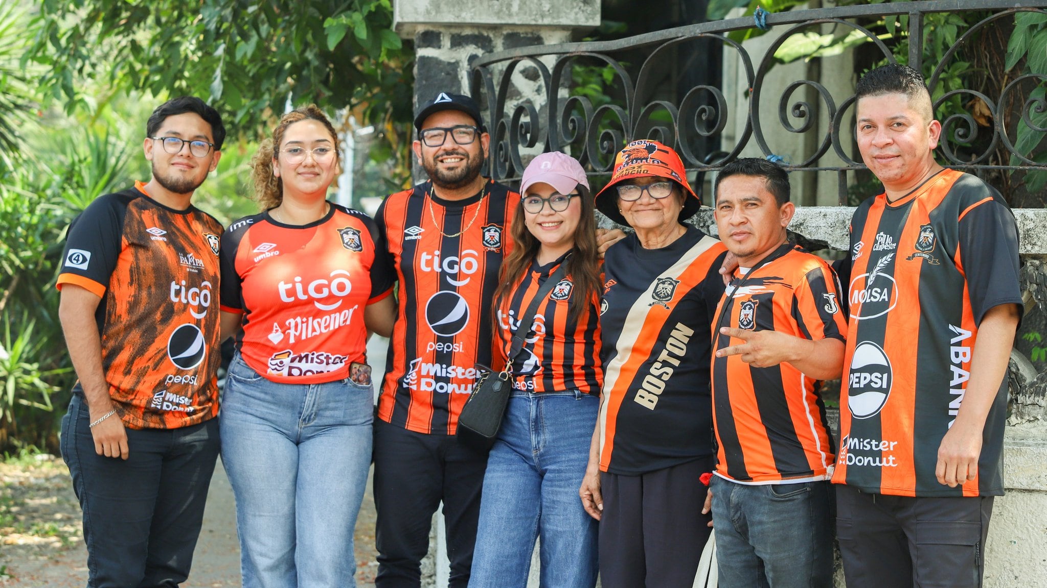 Afición de CD Águila en los alrededores del Estadio Mágico Gonzáles. (Cortesía: La Primera)