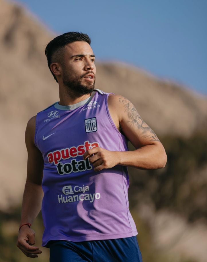 La recuperación de Nicolás Díaz avanzó de forma irregular desde el golpe ante Juan Pablo II. Tras presentar mareos, náuseas y episodios de vértigo, el defensor retomó los trabajos colectivos. (Alianza Lima)