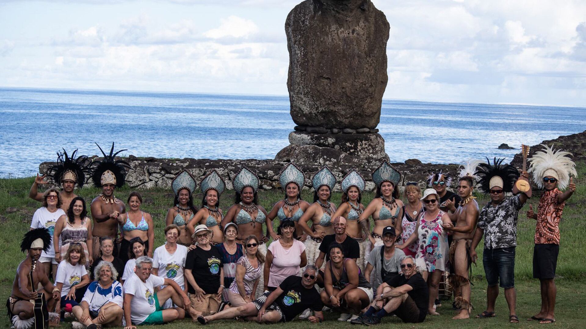 El grupo de turistas junto a nativos de la Isla de Pascua (@correcaminosturismo)