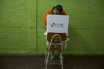 Un hombre vota en Managua