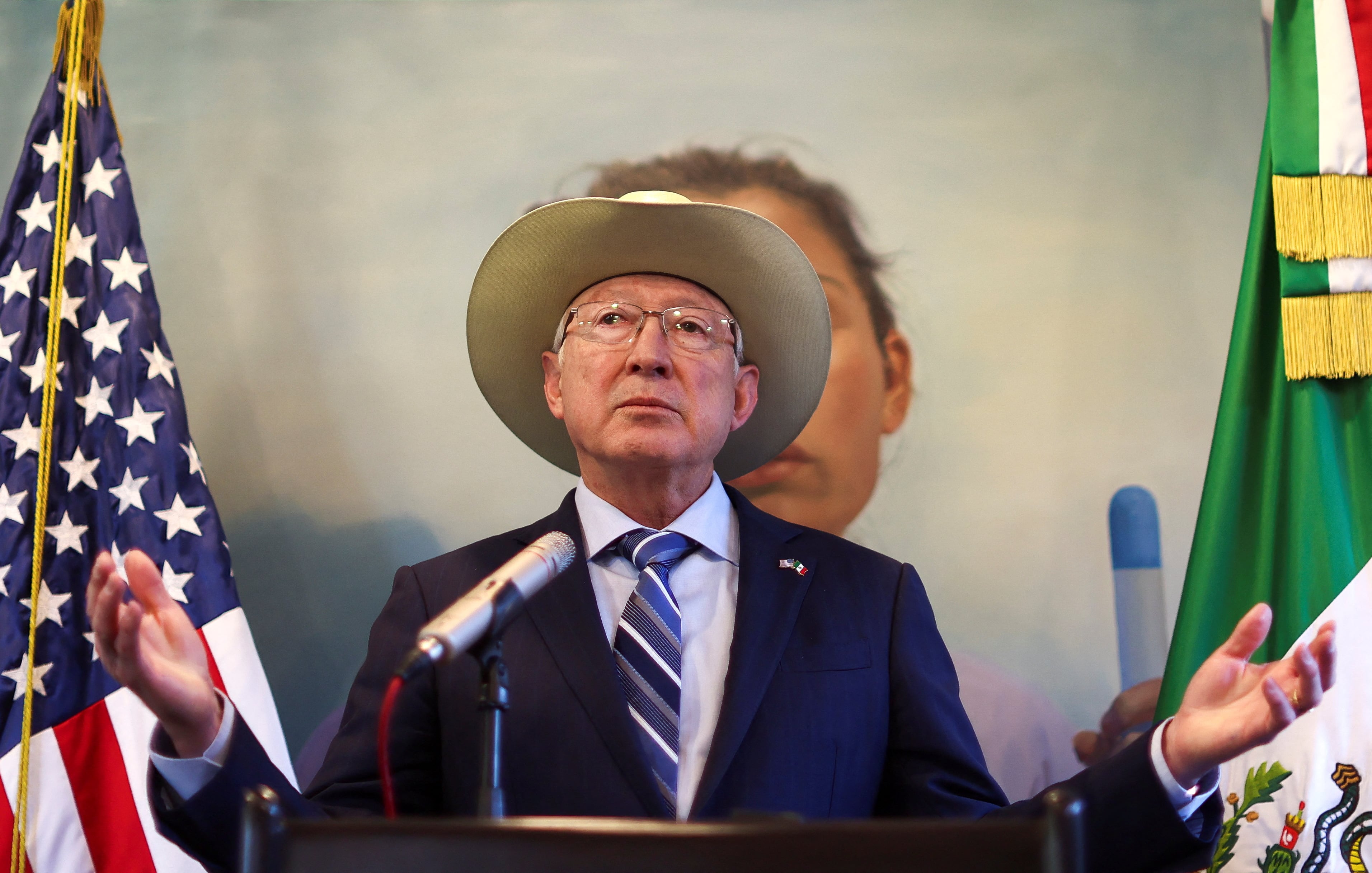 Ken Salazar pide dejar atrás el caso del Mayo Zambada y enfocarse en la seguridad en México