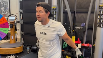 Hielo, pesas y ejercicios a las 4 de la mañana: la intensa rutina de Mark Wahlberg para mantenerse en forma a los 54 años