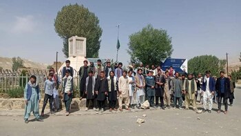 Residentes de Bamiyan frente a