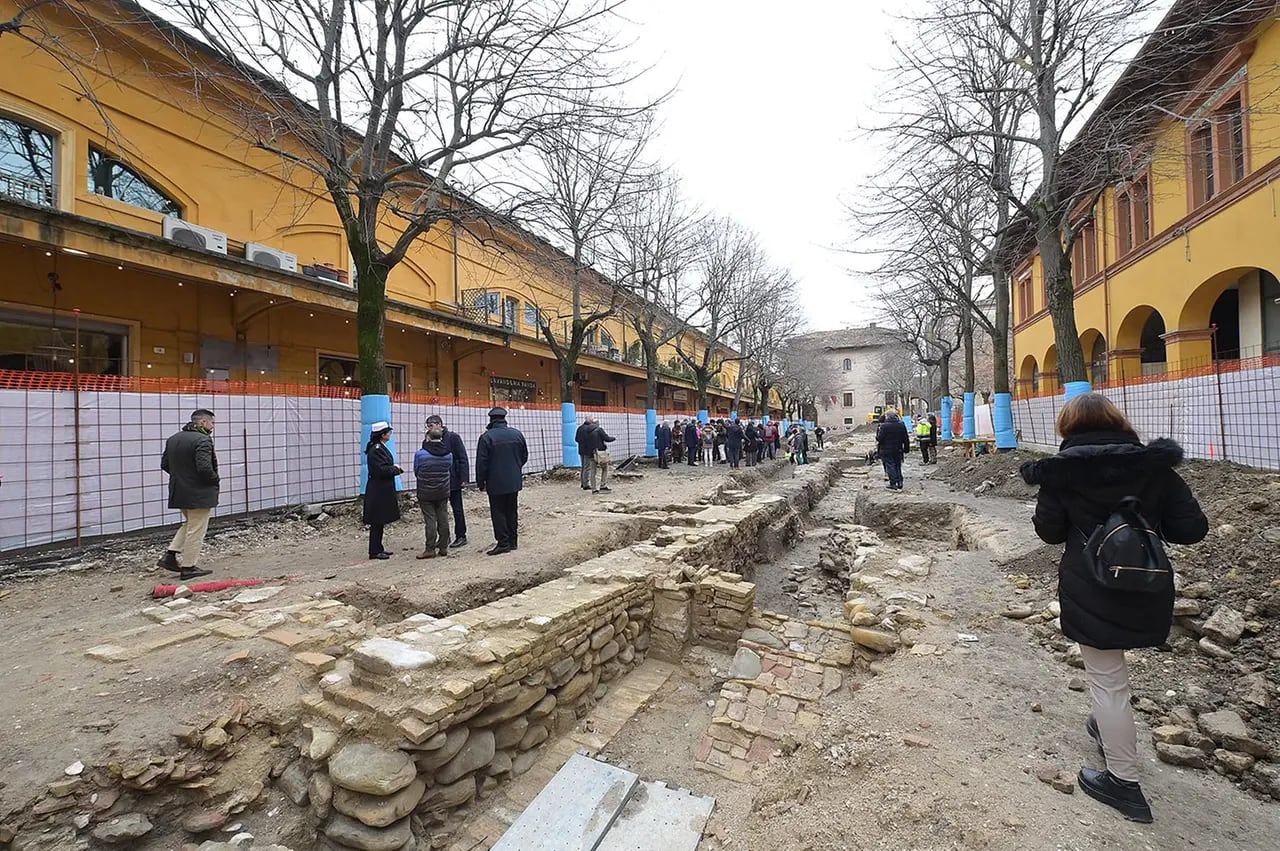 Las excavaciones en la Plaza Andrea Costa revelan estructuras monumentales de la basílica, incluyendo columnas descritas en ‘De architectura’ (Gentileza: Il Resto de Carlino)