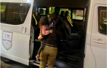 Una agente del INM de México ayuda a una niña rescatada. (GrupoVx)