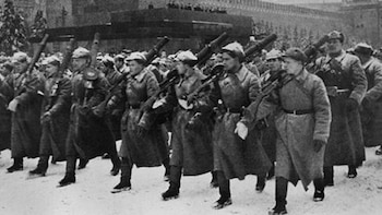 Soldados soviéticos desfilando en Moscú