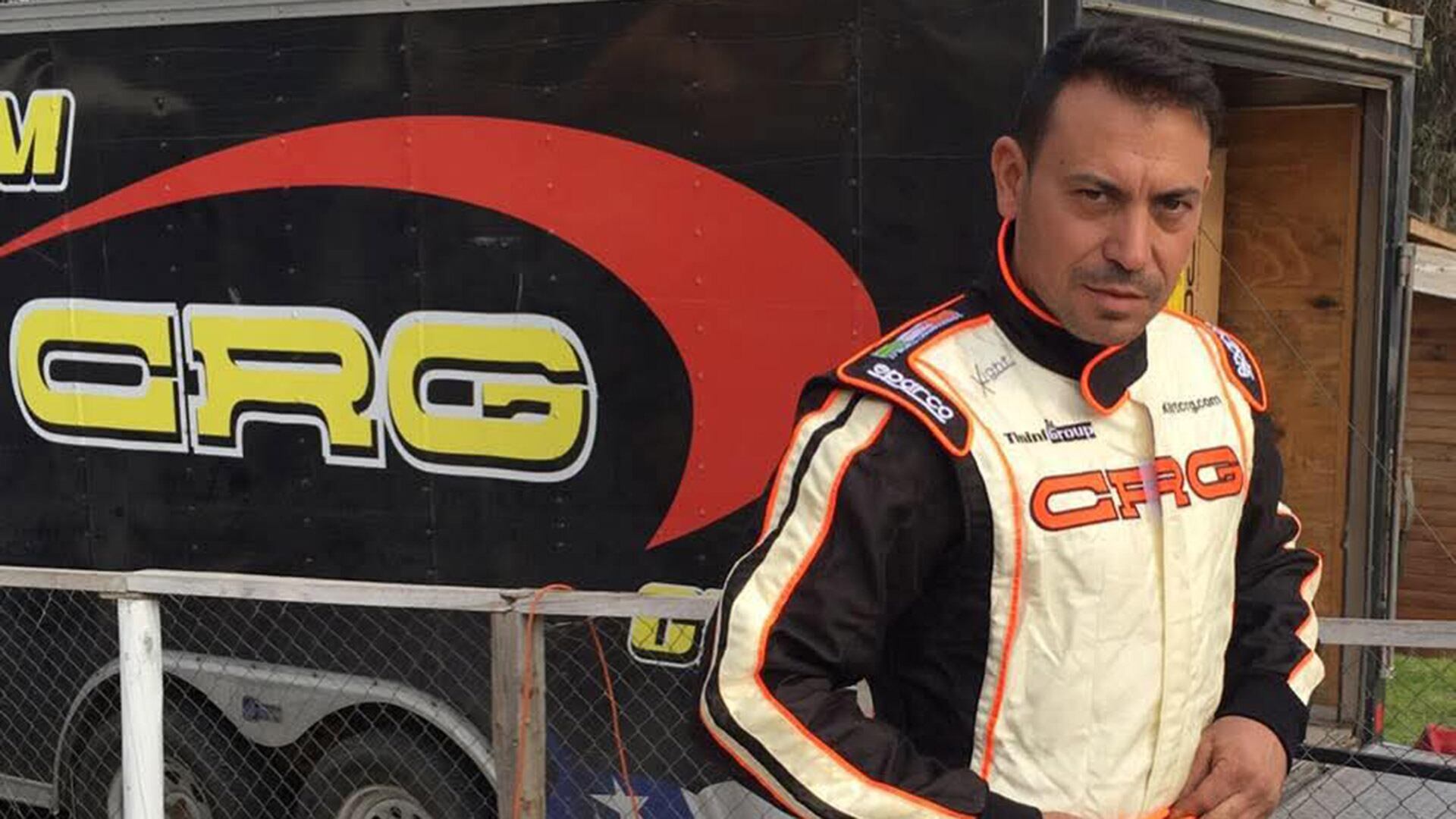 Mauricio Aparo con su traje de piloto