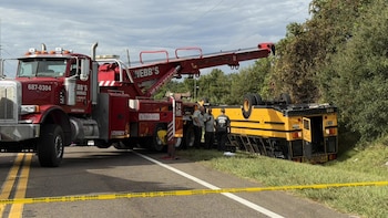 Tragedia con un autobús escolar en Florida: dos muertos, entre ellos una estudiante, tras un choque en cadena