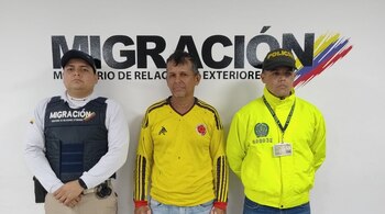 El hombre se estaba escondiendo