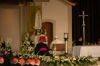 El papa Francisco reza delante