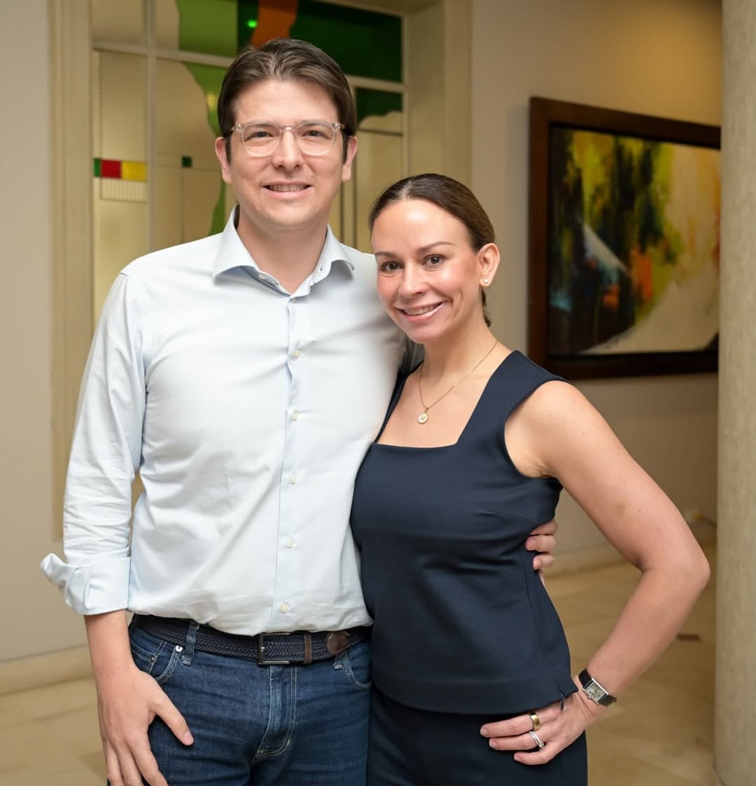 María Claudia Tarazona, junto con su familia, acompaña al precandidato presidencial en la Fundación Santa Fe - crédito maclaudiat/Instagram
