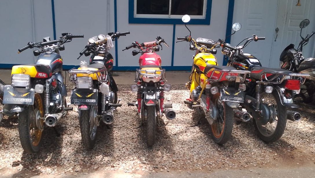 Tras un exitoso operativo nocturno, la Policía Nacional desarticuló la banda dedicada al robo de motocicletas en Santiago de los Caballeros./ (Redes Diego Pesqueira)