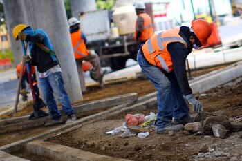 262 / 5000
Resultados de traducción
Los trabajadores de la construcción trabajan en su lugar de trabajo durante el primer día de la reapertura gradual de la economía del país para las industrias "esenciales", mientras continúa el brote de la enfermedad por coronavirus (COVID-19) en Ciudad de México, México, el 1 de junio de 2020. REUTERS / Edgard Garrido/ Foto de archivo