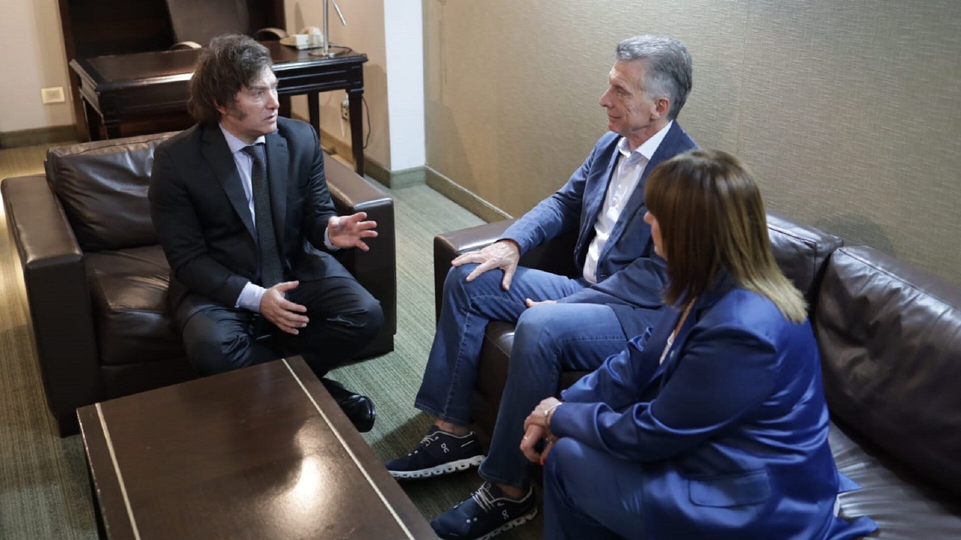 El hasta entonces candidato a presidente Javier Milei junto a Mauricio Macri y a Patricia Bullrich