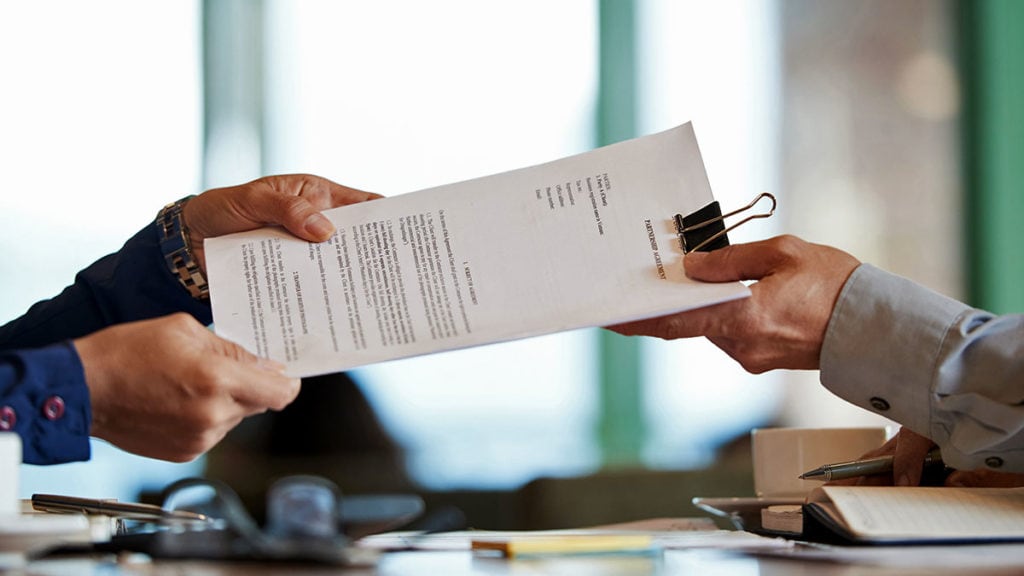 La vigencia de las nuevas normativas alcanzaría a los contratos en curso en lo referido a las condiciones de desvinculación y cese laboral. Foto: Actualidad Laboral
