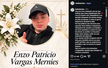 Captura de una publicación de redes sociales con el retrato de un joven con gorra, flores blancas, una cruz dorada y un texto fúnebre