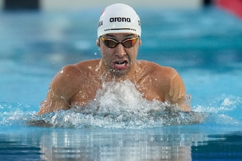 Miguel de Lara, de México, compite en los 200 metros pecho en los Juegos Centroamericanos y del Caribe de San Salvador, el jueves 29 de junio de 2023 (AP Foto/Arnulfo Franco)