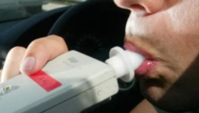 En la previa de un viaje estudiantil en Bariloche, un chofer dio positivo en un control de alcoholemia (LMNeuquén)