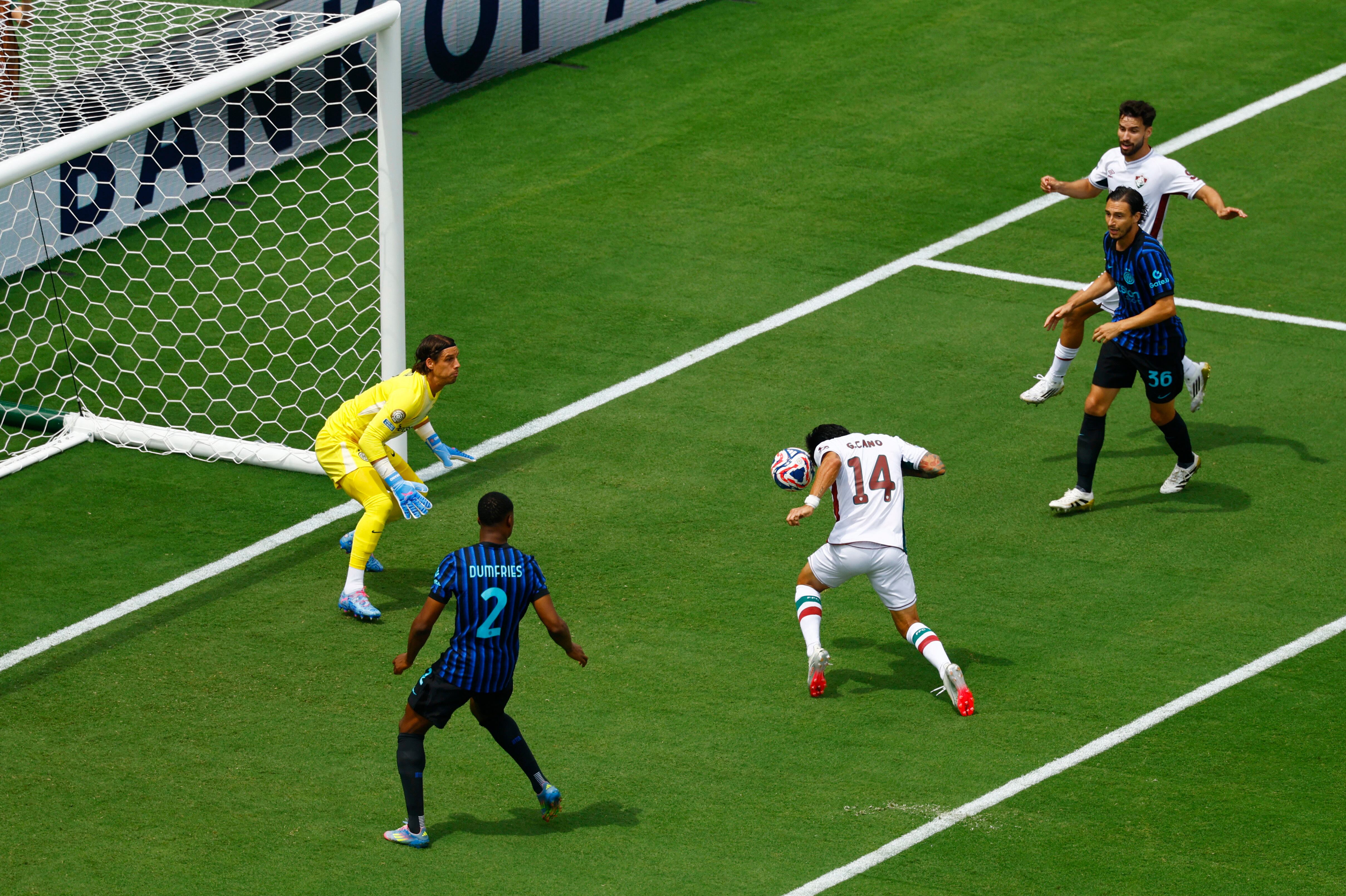 El cabezazo de Cano para el 1-0 ante el Inter (REUTERS/Susana Vera)