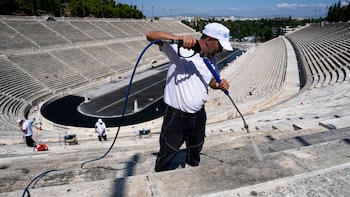 Atenas limpia por primera vez en más de 100 años el histórico estadio Panathenaico de los Juegos Olímpicos de 1896