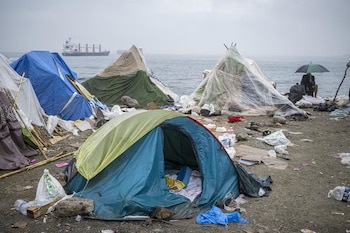 05/10/2026 Agentes de la Policía Nacional intervienen durante el proceso de desalojo del embolsamiento de migrantes en la playa de El Trampolín, a 5 de octubre de 2026, en Ceuta (España). La Policía Nacional escolta los autobuses llenos de personas migrantes desalojadas de la playa del Trampolín hacia la zona de la frontera del Tarajal, donde unos optan por quedarse en el Centro de Atención Temporal para Extranjeros (CATE) al objeto de ser filiados y posteriormente acogidos y otros prefieren regresar a Marruecos a pie y voluntariamente.
POLITICA
Marcos Moreno - Europa Press