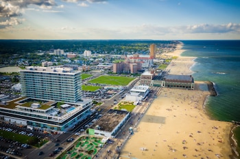 El entorno de Asbury Park, reconocido por sus recintos musicales y paseos costeros, convierte la ciudad en un destino habitual para escapadas breves desde Nueva York, Foto. Expedia