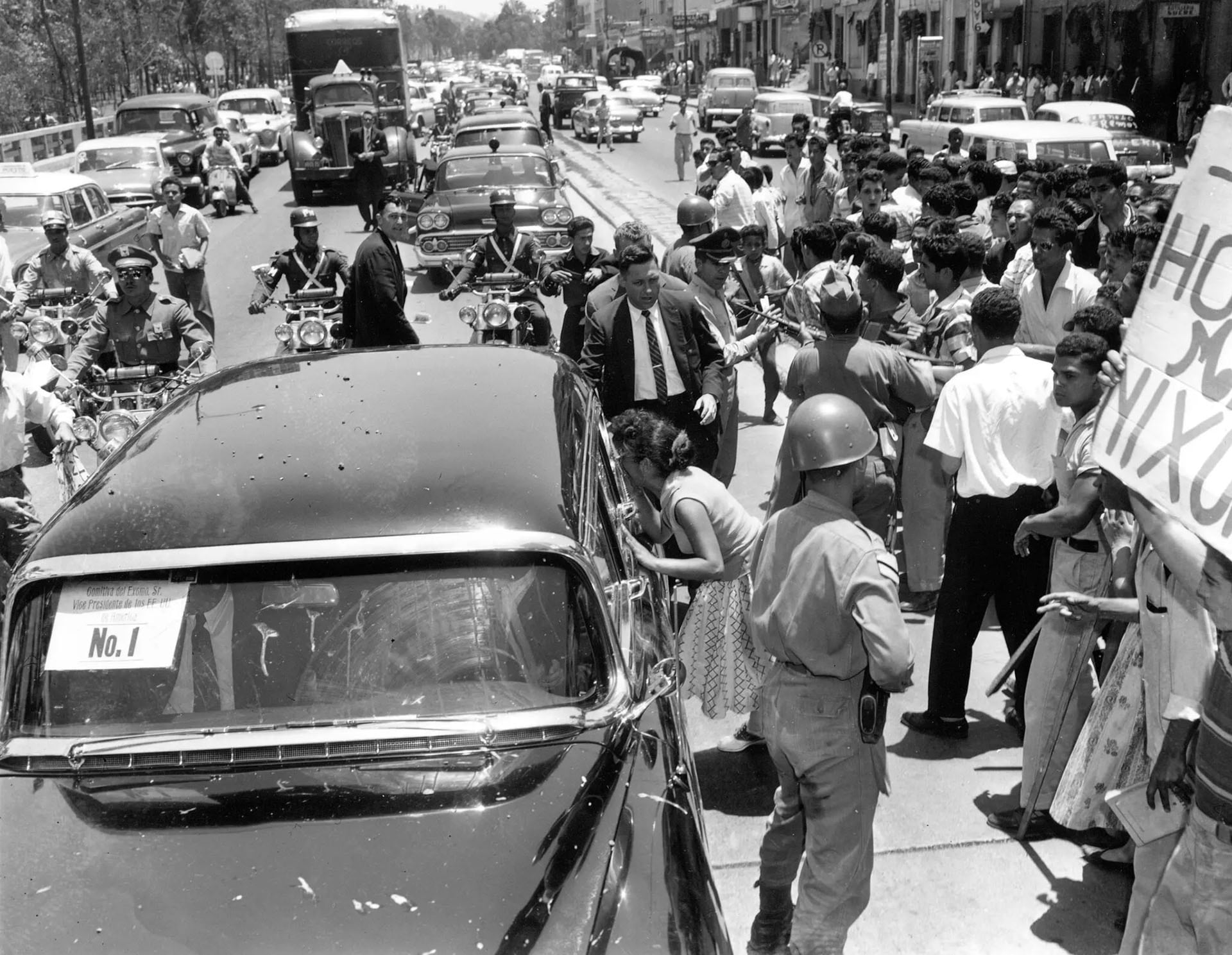 Venezolanos rodeando la caravana del vicepresidente Richard Nixon en Caracas en 1958. (Henry Griffin/Associated Press)