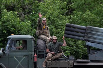 Militares ucranianos montan encima de