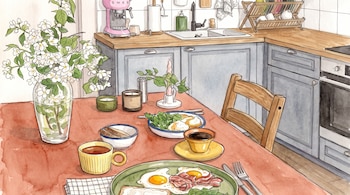 Ilustración en acuarela de platos con huevos y tocino, tazas, un florero con flores blancas y muebles de cocina.
