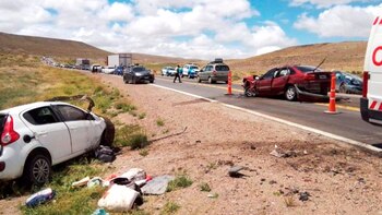 Del accidente participaron tres vehículos: