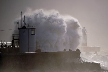 Enormes olas golpean el malecón