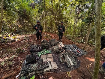 Entre los sometidos en Alto Baudó está alias Jair, señalado como cabecilla de comisión, en una operación del Gaula Militar Chocó coordinada con la Policía Nacional - crédito @PedroSanchezCol/X