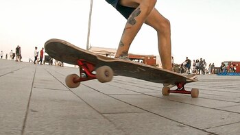A todos lados en longboard