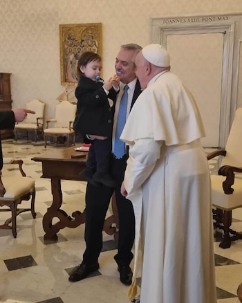 Alberto Fernández junto a su