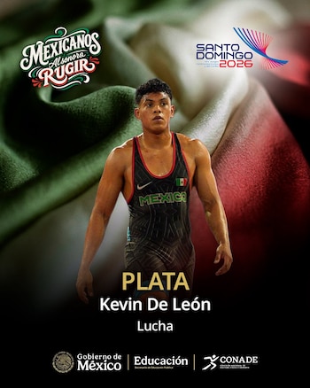 Luchador Kevin De León de México, uniforme negro y verde. Texto PLATA, Lucha. Logos: Mexicanos Al Sonoro Rugir, Santo Domingo 2026, Gobierno de México