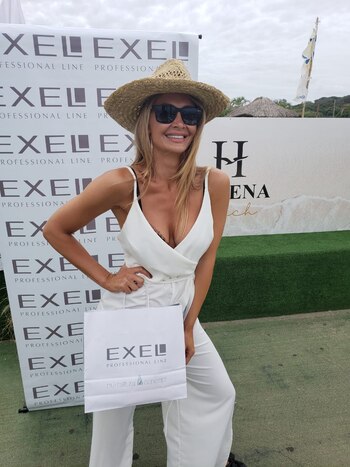 Melina Pitra junto a Exel