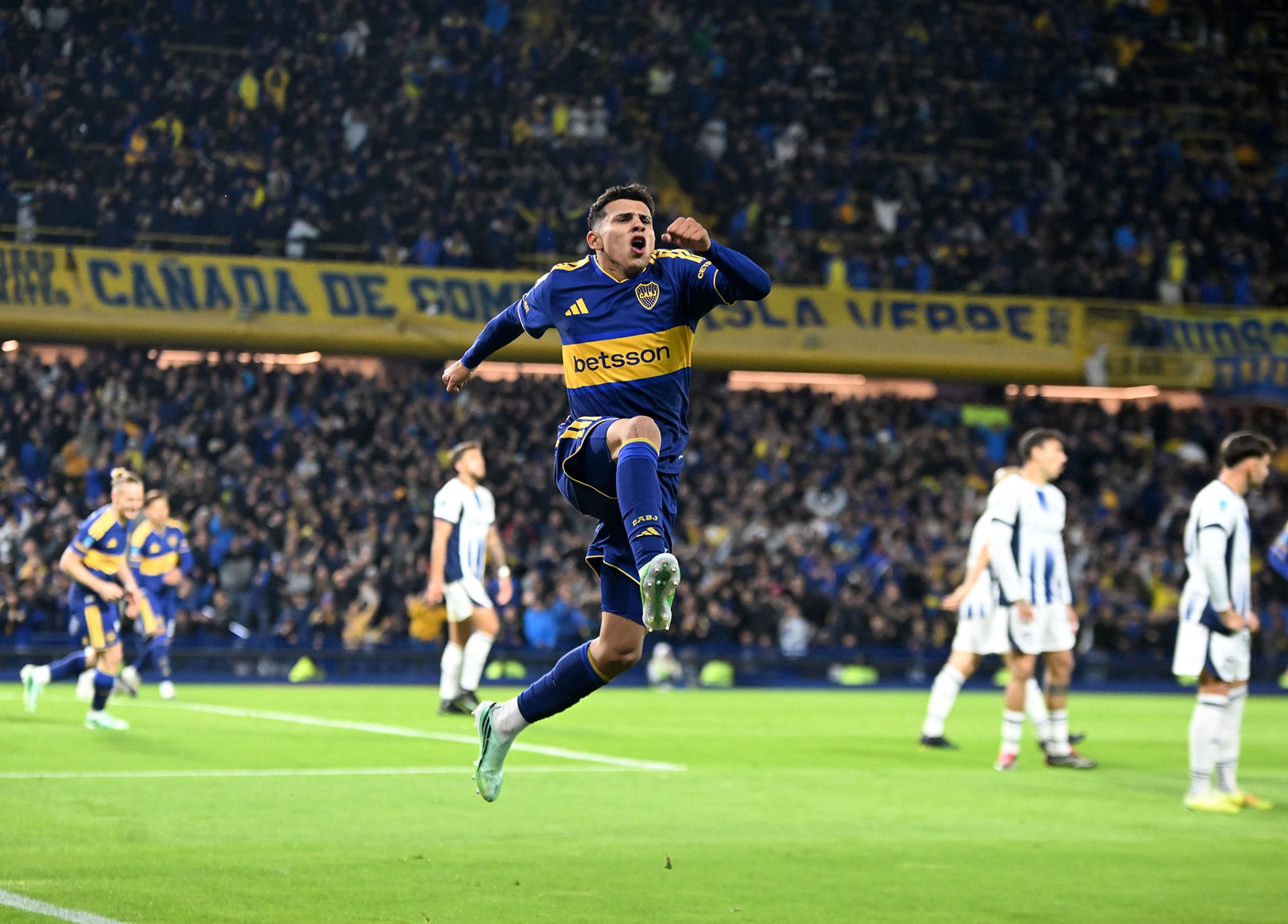 Leo Flores celebra su gol ante Talleres. El triunfo de Boca Juniors le permitió quedar arriba de todos en la Tabla Anual (FotoBaires)