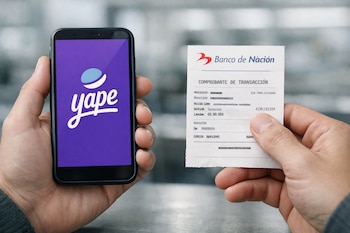 Primer plano de dos manos. Una sostiene un teléfono móvil con la aplicación Yape. La otra sostiene un comprobante de transacción del Banco de la Nación.