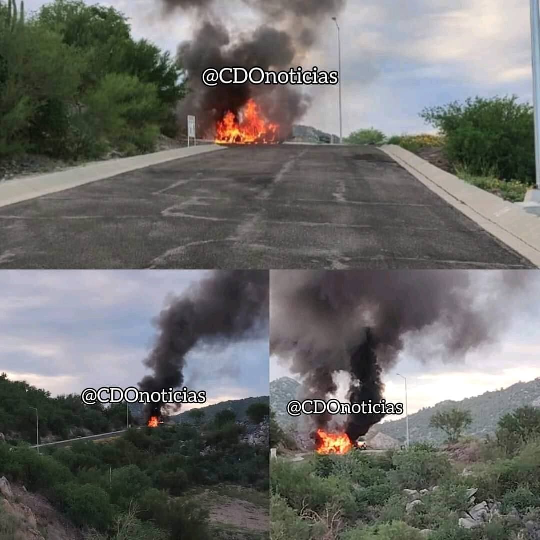 Imágenes donde supuestamente se muestra la camioneta del cantante en llamas. (Facebook: Isaías Higuera)