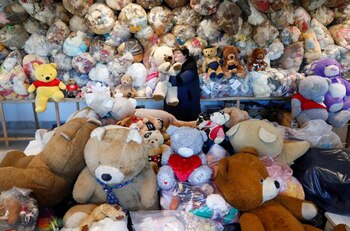 Valeria Schmidt, apodada como "Teddy Bear Mama", abraza a un osito de peluche en Harsany, Hungría. 11 de enero de 2021. REUTERS/Bernadett Szabo