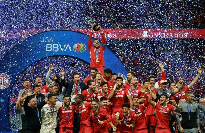 Alexis Vega festeja con el trofeo de campeón tras ganar al América la final del torneo Clausura del fútbol mexicano. Estadio Nemesio Diez, Toluca, México. 25 de mayo de 2025.REUTERS/Henry Romero