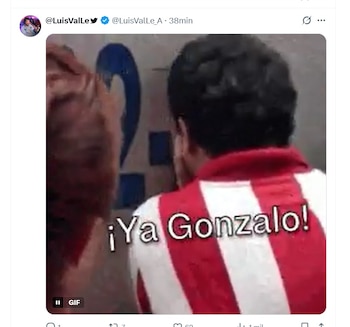 Hombre de espaldas con camiseta a rayas rojas y blancas. Texto en pantalla '¡Ya Gonzalo!'. Parte de otra persona y fondo azul