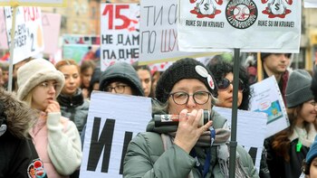 Miles de serbios protestan contra