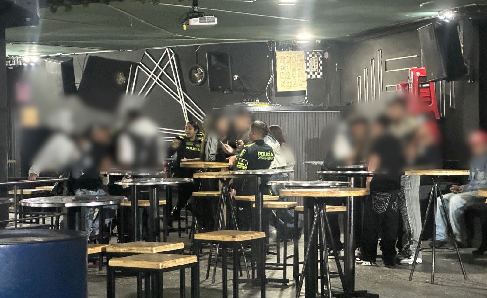 Más de 40 menores de edad fueron sorprendidos consumiendo alcohol en un establecimiento de Bogotá - crédito Mebog