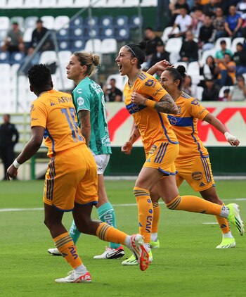 Jennifer Hermoso de Tigres (c)