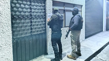 Más policías detenidos en Michoacán: arrestan a mujer agente con arsenal de uso exclusivo de las fuerzas armadas