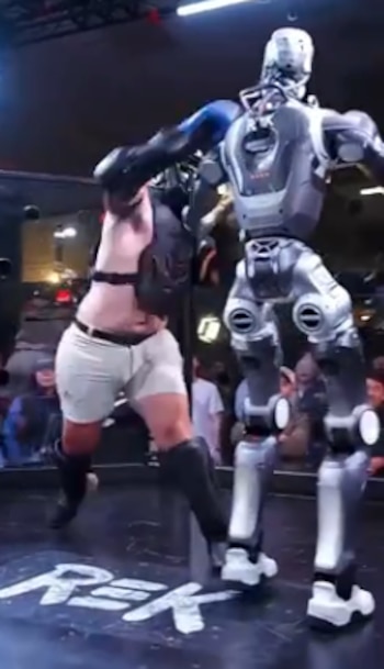 El humano conectó algunos golpes al robot humanoide, pero no logró noquearlo. (Instagram)